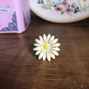 Kate Spade “Daisy Chain” ring